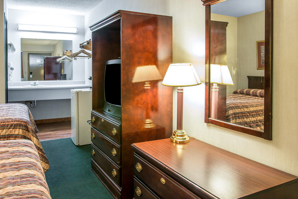 Super 8 By Wyndham Hotel